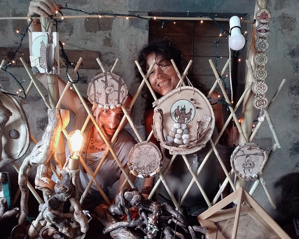 Fra e Max di Surya a un mercatino artigianale