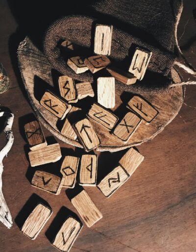 Rune in legno pirografato